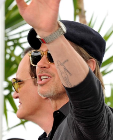 Brad Pitt with the tattoo depicting the silhouette of Öetzi with the director Quentin Tarantino