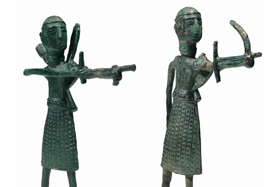 Two bronzes of archers found in a tomb in the locality Sa Costa in Sardara. They present similarities and some similarities with the archers of the Neo-Assyrian depictions present in the doors of the royal palaces of Balawat, the era of Assunarsipal II and his successor Salmanassar III - (National Archaeological Museum in Cagliari)