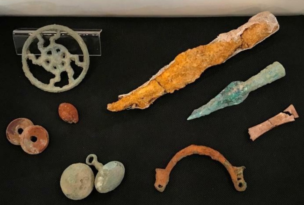 Some finds discovered at Gatteo's military encampment. Note the iron fibula, frequently supplied to the army.