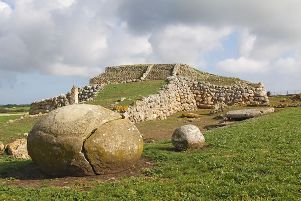 A frontal view of the Altar of Monte d'Accoddi  (sardegnaturismo.it)