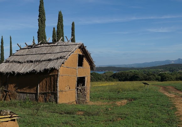 Ricostruzione di una abitazione villanoviana (X-VIII secolo BCE), età del ferro, Populonia