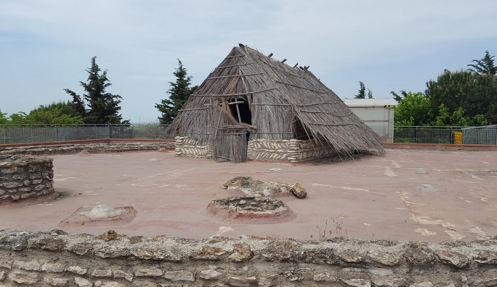 Reconstruction of a Neolithic hut open to the village of Passo di Corvo