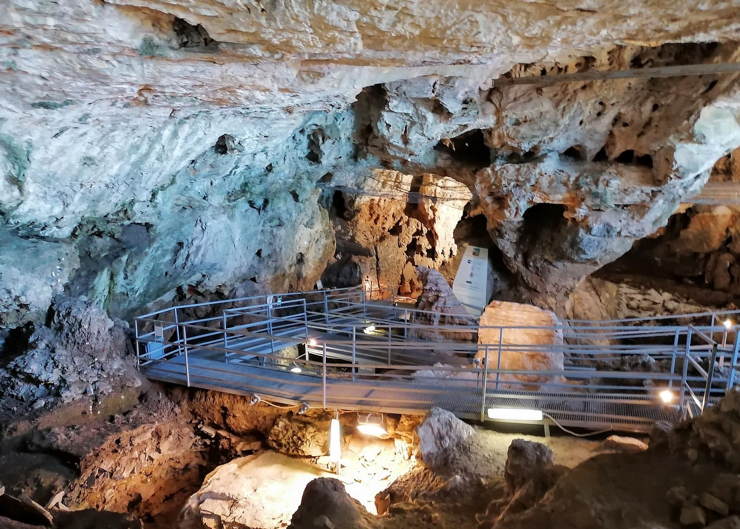 Inside of the Cave of the Candid Arenas (Wikipedia)